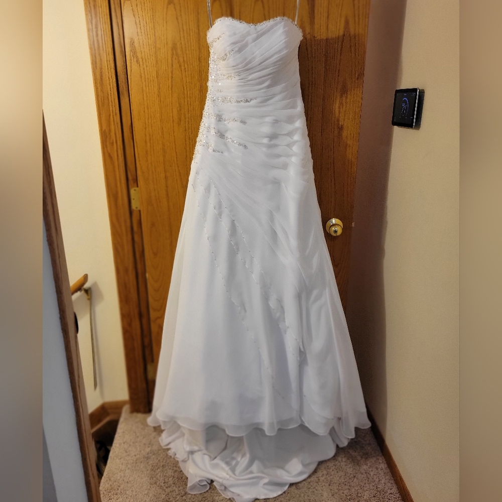 Elegant White Strapless Wedding Dress
